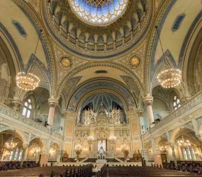 בית הכנסת בסגד. השני בגודלו בהונגריה ויכול להכיל 1,340 מבקרים ומתפללים